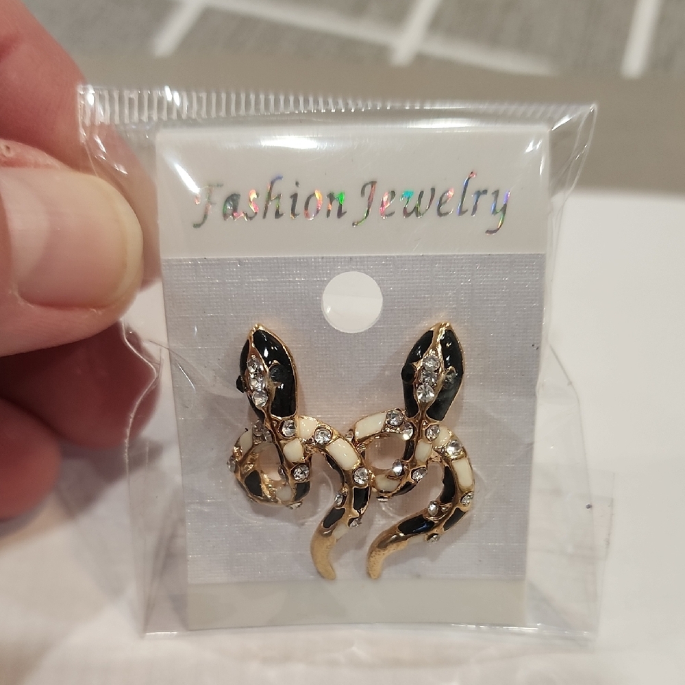 Fashion Jewelry Elegant Black and Gold Snake Earrings
